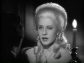 Movie still from “Marie Antoinette” (1938), directed by Julien Duvivier – A black and white photo of a woman with long blonde hair; Close Up shot, Over the shoulder angle