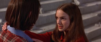 Movie still from “Mars Attacks!” (1996), directed by Tim Burton – A young woman sitting next to a young man on steps; Close Up shot, Over the shoulder angle
