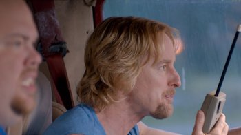 Movie still from “Masterminds” (2015), directed by Jared Hess – A person with long hair and a beard; Close Up shot, Over the shoulder angle