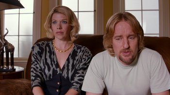 Movie still from “Masterminds” (2015), directed by Jared Hess – A man and a woman sitting next to each other on a couch; Medium shot, Over the shoulder angle