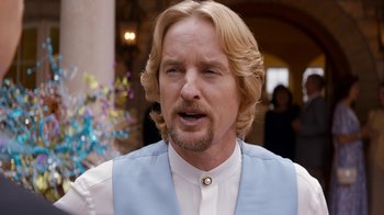 Movie still from “Masterminds” (2015), directed by Jared Hess – A person with long blonde hair; Close Up shot, Over the shoulder angle