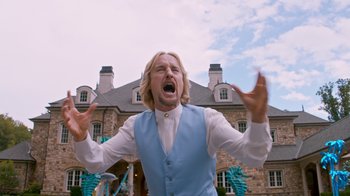 Movie still from “Masterminds” (2015), directed by Jared Hess – A man in a blue vest and white shirt is screaming; Medium shot, Low angle