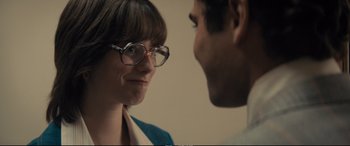 Movie still from “Extremely Wicked, Shockingly Evil and Vile” (2019), directed by Joe Berlinger – A man and a woman are looking at one another; Close Up shot, Over the shoulder angle