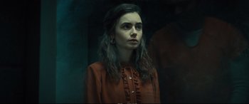 Movie still from “Extremely Wicked, Shockingly Evil and Vile” (2019), directed by Joe Berlinger – A woman in a red shirt is standing in a room; Close Up shot, Low angle