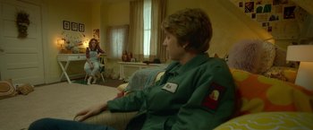 Movie still from “Me and Earl and the Dying Girl” (2015), directed by Alfonso Gomez-Rejon – A boy sitting on a couch in front of a woman; Medium shot, Over the shoulder angle