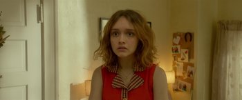 Movie still from “Me and Earl and the Dying Girl” (2015), directed by Alfonso Gomez-Rejon – A young woman in a red shirt is looking at the camera; Close Up shot, Over the shoulder angle