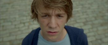 Movie still from “Me and Earl and the Dying Girl” (2015), directed by Alfonso Gomez-Rejon – A person with short brown hair; Close Up shot, High angle