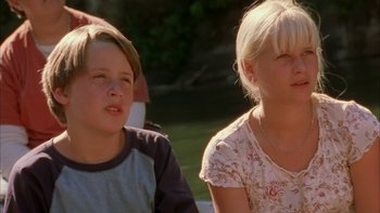 Movie still from “Mean Creek” (2004), directed by Jacob Estes – Two young people sitting next to each other in front of a tree; Close Up shot, Low angle