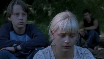 Movie still from “Mean Creek” (2004), directed by Jacob Estes – Two people sitting on a bench in a park; Close Up shot, Over the shoulder angle