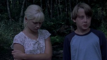 Movie still from “Mean Creek” (2004), directed by Jacob Estes – Two young people standing next to each other in front of a forest; Medium shot, Over the shoulder angle