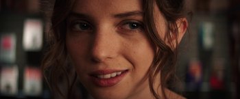 Movie still from “Fear Street: Part One - 1994” (2021), directed by Leigh Janiak – A woman's face with brown hair; Extreme Close Up shot, Over the shoulder angle