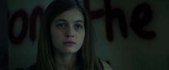 Movie still from “Fear Street: Part One - 1994” (2021), directed by Leigh Janiak – A woman with long hair is looking at the camera; Close Up shot, Over the shoulder angle