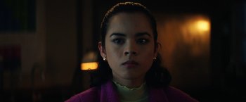 Movie still from “Fear Street: Part One - 1994” (2021), directed by Leigh Janiak – A young girl with a purple jacket and a green shirt; Close Up shot, Low angle
