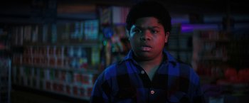 Movie still from “Fear Street: Part One - 1994” (2021), directed by Leigh Janiak – A young man in a plaid shirt is looking at the camera; Close Up shot, Low angle