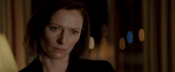 Movie still from “Michael Clayton” (2007), directed by Tony Gilroy – A woman's face in front of blurry lights; Close Up shot, Over the shoulder angle