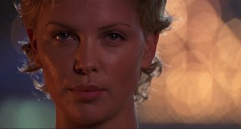 Movie still from “Mighty Joe Young” (1998), directed by Ron Underwood – A woman's face in front of a blurry background; Close Up shot, Over the shoulder angle