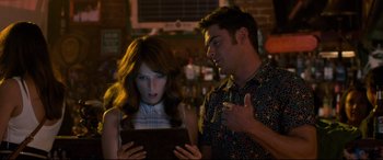 Movie still from “Mike and Dave Need Wedding Dates” (2016), directed by Jake Szymanski – A man and a woman are looking at a tablet; Close Up shot, Over the shoulder angle