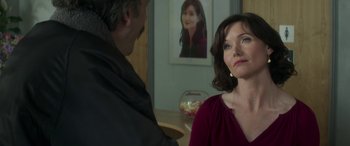 Movie still from “Mindhorn” (2016), directed by Sean Foley – A man and a woman are talking in front of a portrait; Close Up shot, Over the shoulder angle