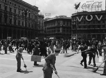 Movie still from “Miracle in Milan” (1951), directed by Vittorio De Sica – A black and white photo of a crowd of people on the street; Extreme Wide shot, High angle