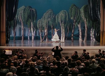 Movie still from “Mother Wore Tights” (1947), directed by Walter Lang – A crowd of people sitting in front of a stage; Extreme Wide shot, High angle