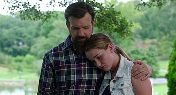 Movie still from “Mother's Day” (2016), directed by Garry Marshall – A man and a woman standing next to each other in front of a tree; Medium shot, Over the shoulder angle