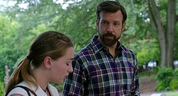 Movie still from “Mother's Day” (2016), directed by Garry Marshall – A man and a woman standing next to each other in front of trees; Close Up shot, Over the shoulder angle