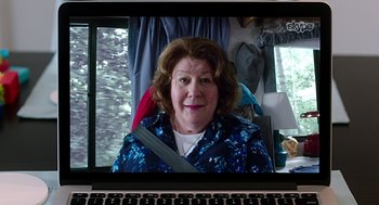 Movie still from “Mother's Day” (2016), directed by Garry Marshall – An older woman sitting in front of a computer screen; Close Up shot, Over the shoulder angle