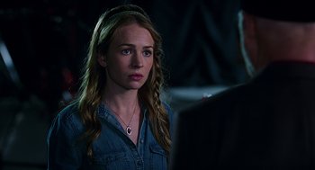 Movie still from “Mother's Day” (2016), directed by Garry Marshall – A woman in a blue shirt is looking at a computer screen; Close Up shot, Over the shoulder angle