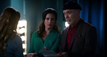 Movie still from “Mother's Day” (2016), directed by Garry Marshall – A man and a woman standing next to each other; Close Up shot, Over the shoulder angle