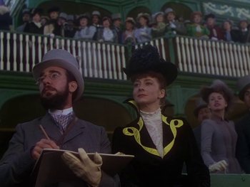 Movie still from “Moulin Rouge” (1952), directed by John Huston – A man and a woman are standing in front of an audience; Medium shot, Low angle
