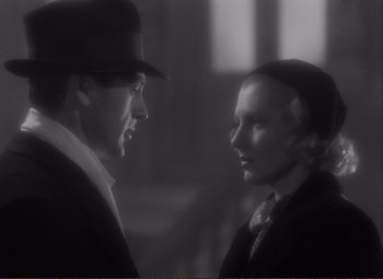 Movie still from “Mr. Deeds Goes to Town” (1936), directed by Frank Capra – A black and white photo of a man and a woman looking at each other; Close Up shot, Over the shoulder angle