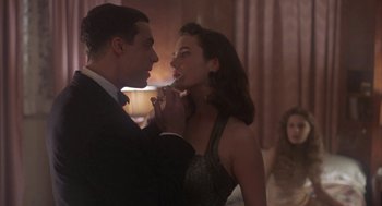 Movie still from “Mulholland Falls” (1996), directed by Lee Tamahori – A man and a woman are kissing in a dark room; Close Up shot, Over the shoulder angle