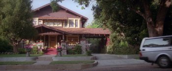 Movie still from “Multiplicity” (1996), directed by Harold Ramis – A house that has a lot of flowers on the front of it; Extreme Wide shot, High angle
