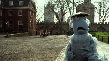 Movie still from “Muppets Most Wanted” (2014), directed by James Bobin – A stuffed animal is standing in the middle of the street; Medium shot, Low angle