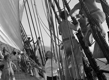 Movie still from “Mutiny on the Bounty” (1935), directed by Frank Lloyd – A black and white photo of people on a boat; Wide shot, High angle