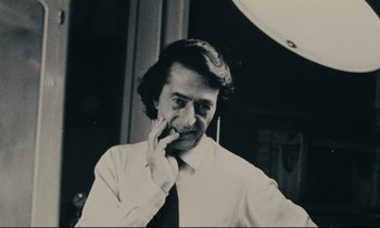 Movie still from “My American Uncle” (1980), directed by Alain Resnais – Black and white photograph of a man in a white dress shirt and tie; Close Up shot, Low angle