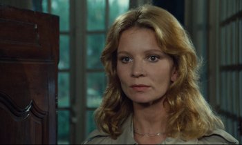 Movie still from “My American Uncle” (1980), directed by Alain Resnais – A person with long blonde hair; Close Up shot, Over the shoulder angle