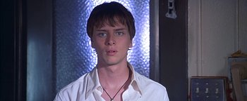 Movie still from “Never Been Kissed” (1999), directed by Raja Gosnell – A young man with blue eyes wearing a white shirt; Close Up shot, Low angle