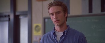 Movie still from “Never Been Kissed” (1999), directed by Raja Gosnell – A man in a blue shirt is looking at the camera; Close Up shot, Over the shoulder angle