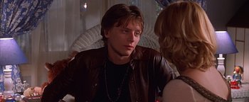 Movie still from “Never Been Kissed” (1999), directed by Raja Gosnell – A man in a brown leather jacket sitting next to a woman in a black shirt; Close Up shot, Over the shoulder angle