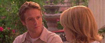 Movie still from “Never Been Kissed” (1999), directed by Raja Gosnell – A man and a woman are sitting in front of a fountain; Close Up shot, Over the shoulder angle