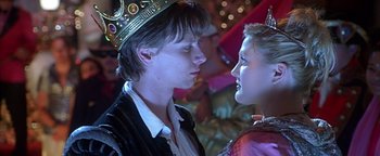 Movie still from “Never Been Kissed” (1999), directed by Raja Gosnell – A man and a woman wearing a gold crown; Close Up shot, High angle