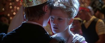 Movie still from “Never Been Kissed” (1999), directed by Raja Gosnell – A man and a woman in formal wear looking into each others eyes; Close Up shot, Over the shoulder angle