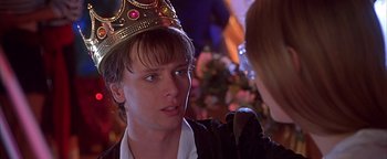 Movie still from “Never Been Kissed” (1999), directed by Raja Gosnell – A young man wearing a crown talking to a woman; Close Up shot, Over the shoulder angle