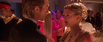 Movie still from “Never Been Kissed” (1999), directed by Raja Gosnell – A man and a woman in formal wear talking to each other in front of a crowd; Close Up shot, Over the shoulder angle