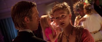 Movie still from “Never Been Kissed” (1999), directed by Raja Gosnell – A man and a woman are talking to each other; Close Up shot, Over the shoulder angle