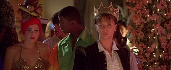 Movie still from “Never Been Kissed” (1999), directed by Raja Gosnell – A group of young men standing next to each other wearing crowns; Close Up shot, Over the shoulder angle