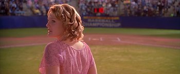 Movie still from “Never Been Kissed” (1999), directed by Raja Gosnell – A little girl in a pink shirt is standing in a field; Medium shot, Over the shoulder angle