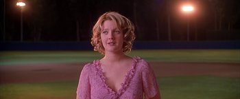 Movie still from “Never Been Kissed” (1999), directed by Raja Gosnell – A woman in a pink dress standing on a field; Close Up shot, Over the shoulder angle