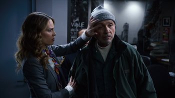 Movie still from “New Year's Eve” (2011), directed by Garry Marshall – A woman is helping a man put on a hat; Close Up shot, Over the shoulder angle